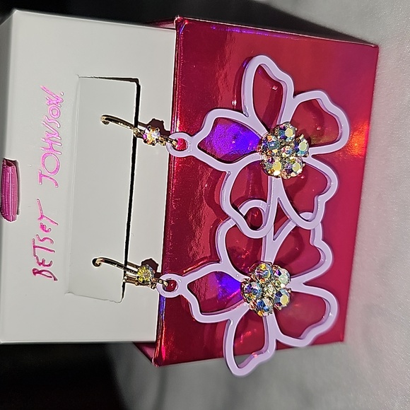 NWT BETSEY JOHNSON FLOWER EARRINGS 💜 - Picture 4 of 11
